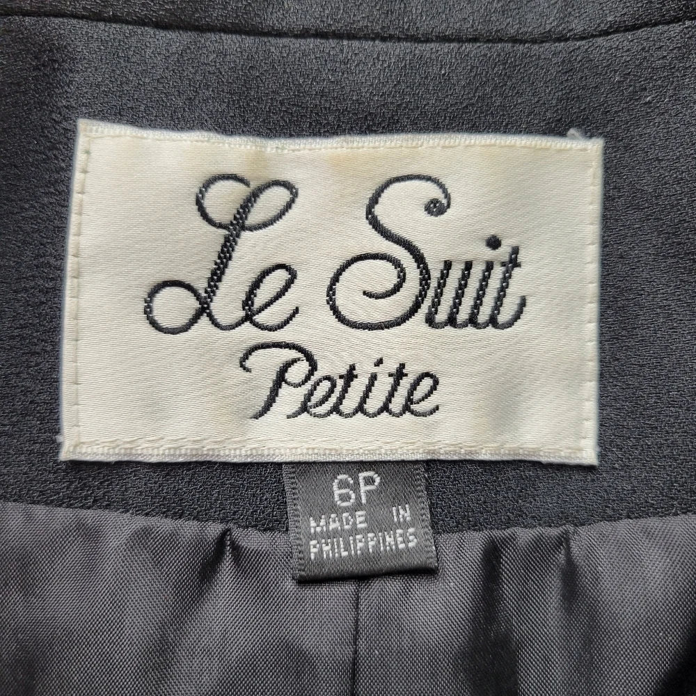 Le Suit le suit